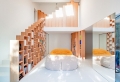 Libreria design a gradini in una casa francese elegante e di tendenza