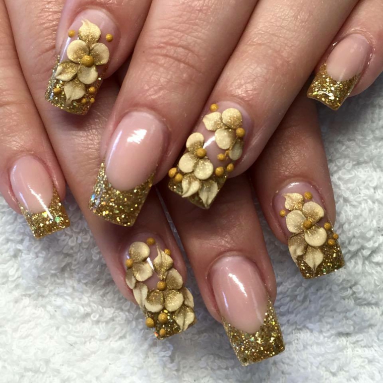 manicure stile originale dorato fiori incorporati