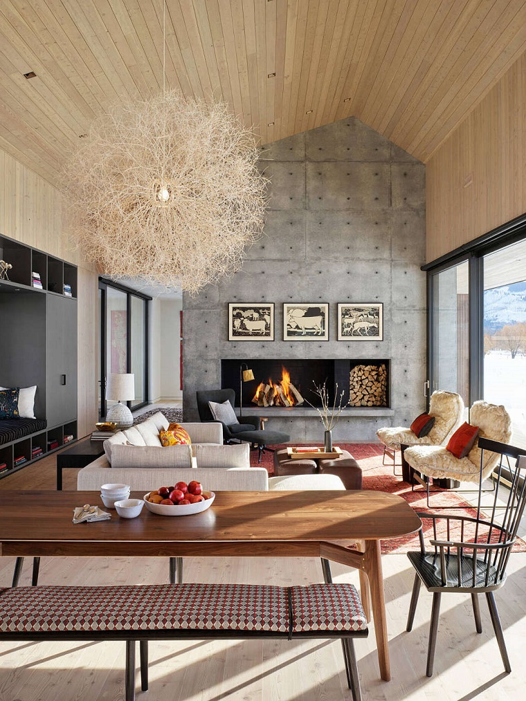 Living con soffitto in legno, soggiorno con camino, loft significato, tavolo da pranzo in legno