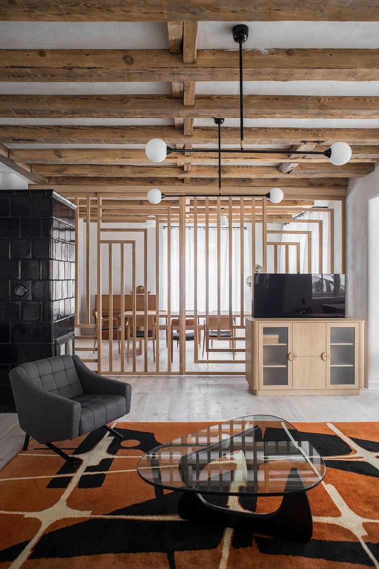 Tappeto con print geometrici, soffitto con travi di legno, arredare cucina soggiorno open space