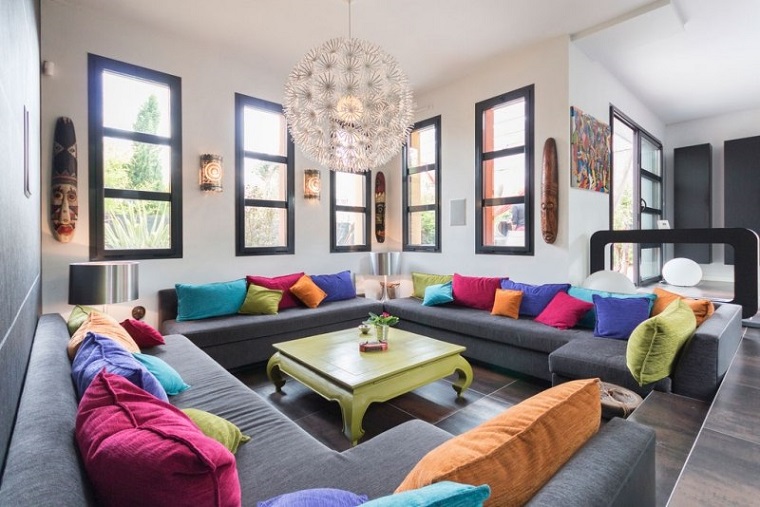 Come arredare un soggiorno con mobili e decorazioni colorate ... Arredare con i cuscini