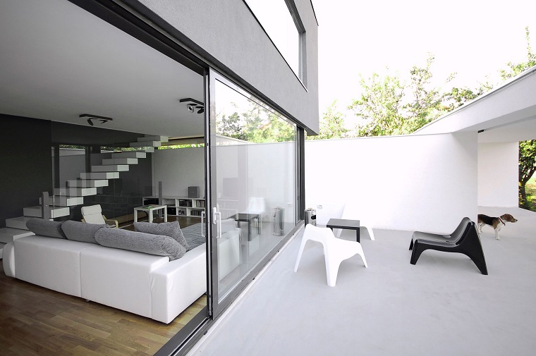 arredo terrazzo design moderno sedie bianche nere