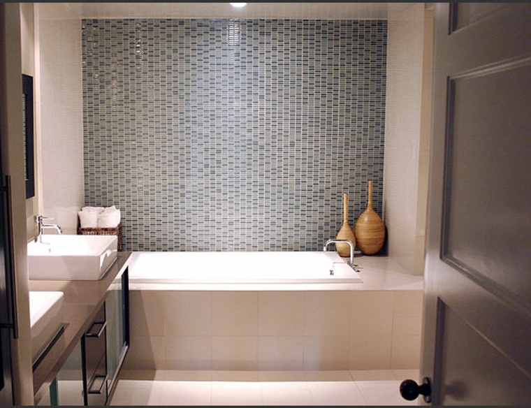 bagno moderno vasca bagno parete piastrelle masaico lavabo appoggio