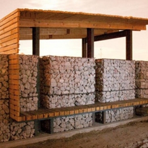 Bancali riciclati utilizzati per costruire una fattoria degli animali