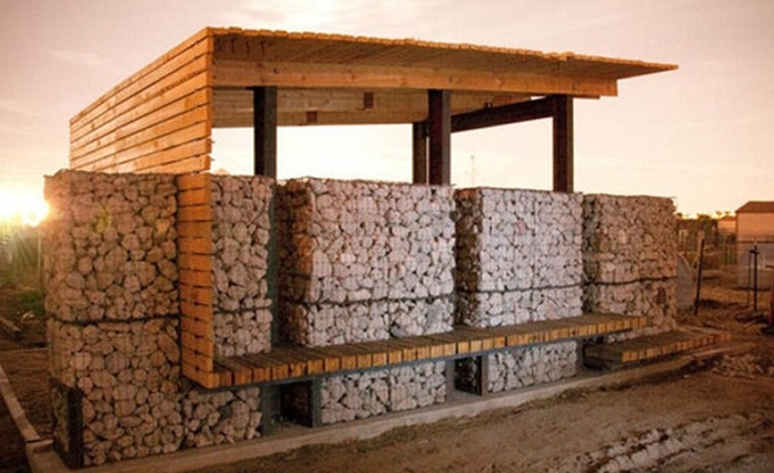 Bancali riciclati utilizzati per costruire una fattoria degli animali