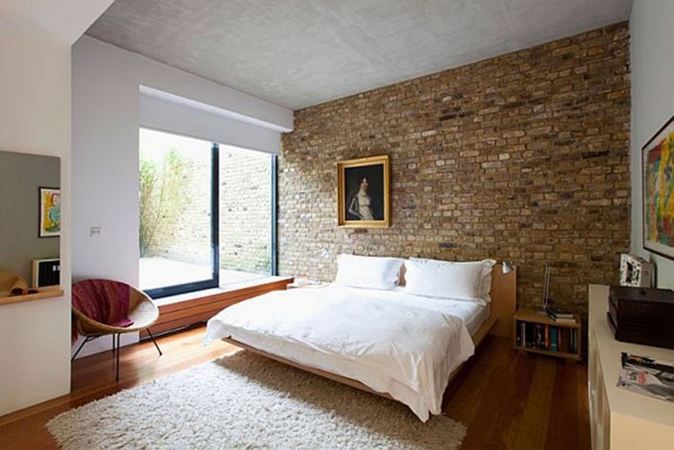 camera da letto mobili legno parete muratura biancheria letto bianca