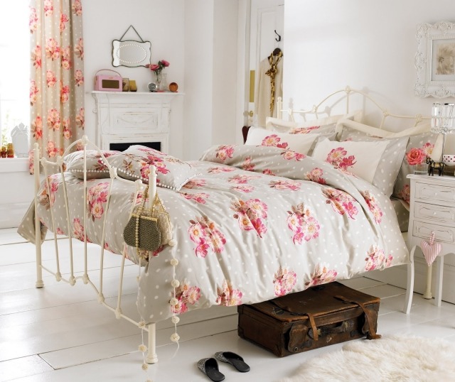 camera da letto pavimento legno massello biancheria motivi floreali