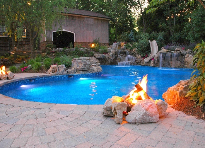 Camini, idee per creare un’atmosfera outdoor accogliente intorno al fuoco