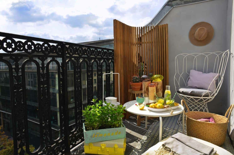 Arredare terrazzo appartamento, terrazzo con ringhiera in ferro battuto, set di mobili tavolino e sedia