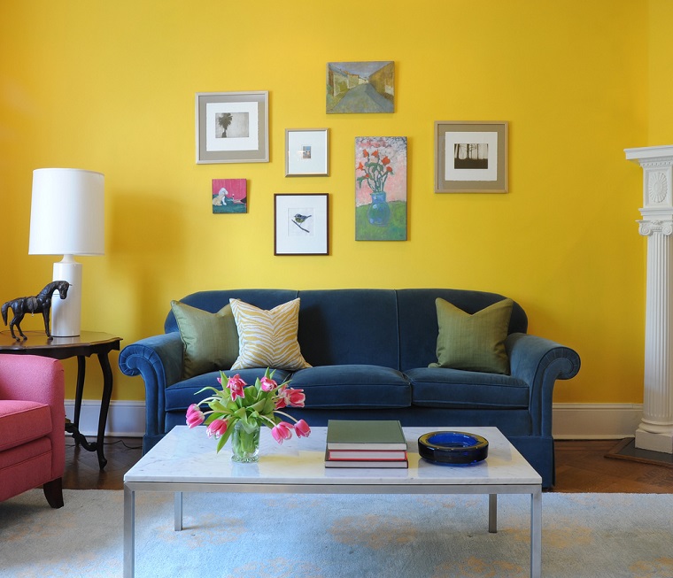 come arredare un soggiorno parete colore giallo