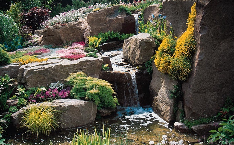 giardino in pendenza rocce cascata