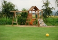 Giochi da giardino: ecco come progettare casette, scivoli e altalene