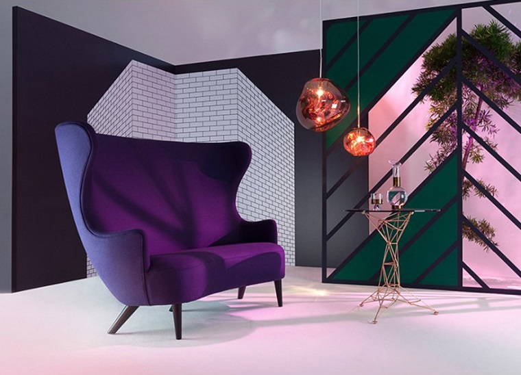idea arredare soggiorno divano colore viola