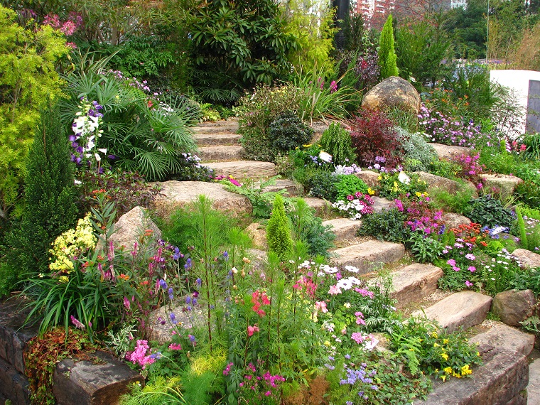 idee giardino in pendenza scalinata piante fiori