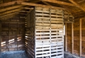 Bancali riciclati utilizzati per costruire una fattoria degli animali