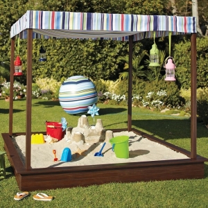 Giochi da giardino: ecco come progettare casette, scivoli e altalene