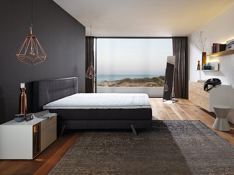 pareti grigie pavimento legno camera letto moderna