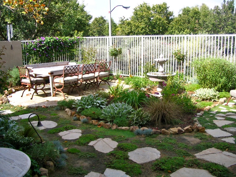 Piccoli giardini: come decorare unarea esterna di dimensioni ... Immagini piccoli giardini