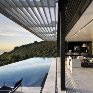 Piscina esterna dal design moderno per una vera oasi