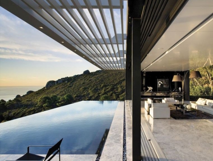 Piscina esterna dal design moderno per una vera oasi