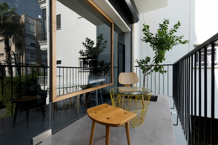 Arredare terrazzo low cost, terrazzo con ringhiera in ferro battuto, set di mobili sedie e tavolino