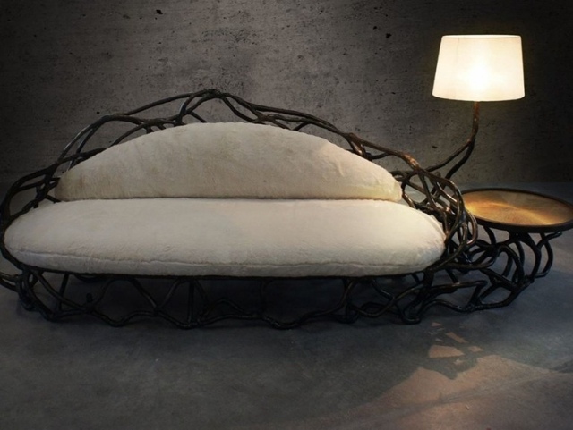 salotto moderno stile industriale divano tavolino lampada stelo ferro battuto