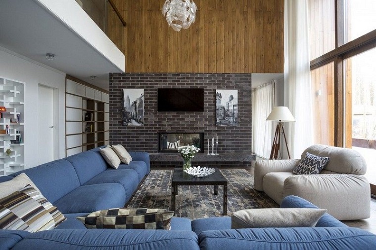 soggiorno moderno divano blu parete decorata