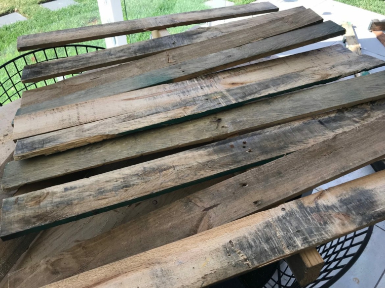 Come utilizzare i bancali di legno, foto di pezzi di legno tagliati di un pallet
