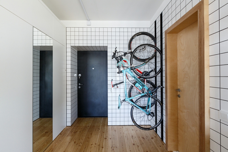 arredamenti per ingresso appartamento biciclette appese alla parete pavimento corridoio in parquet