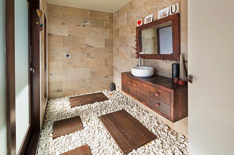 arredamento bagno mobili legno pavimento piccoli sassolini