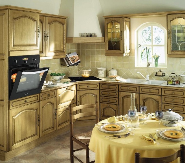 arredare cucina stile provenzale mobili legno colorato