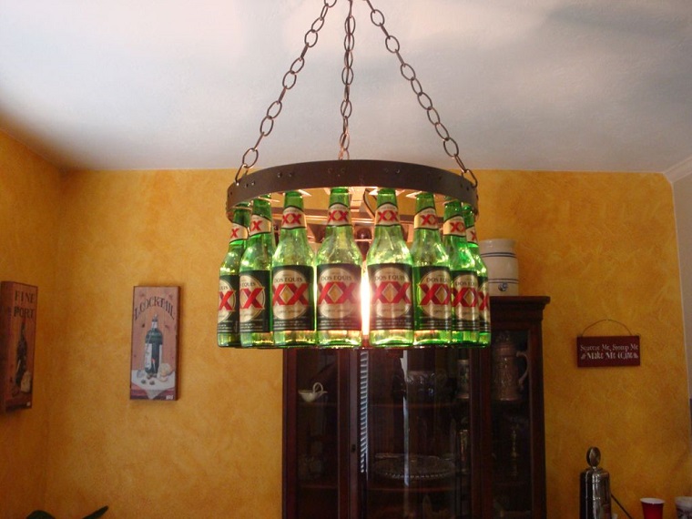 arredare-riciclando-lampadario-bottiglie-birra