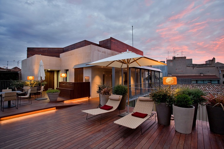 arredare un terrazzo design moderno pavimento legno illuminazione particolare