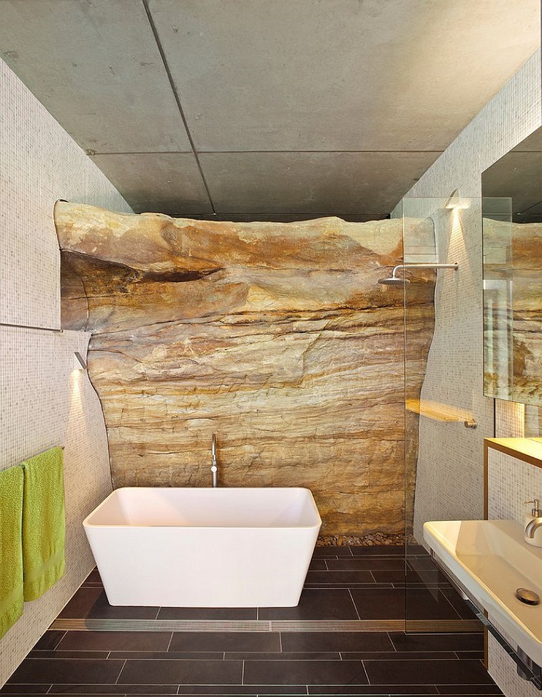 arredo bagno vasca stile moderno parete pietra naturale