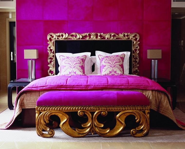 camera da letto moderna arredata decorata viola