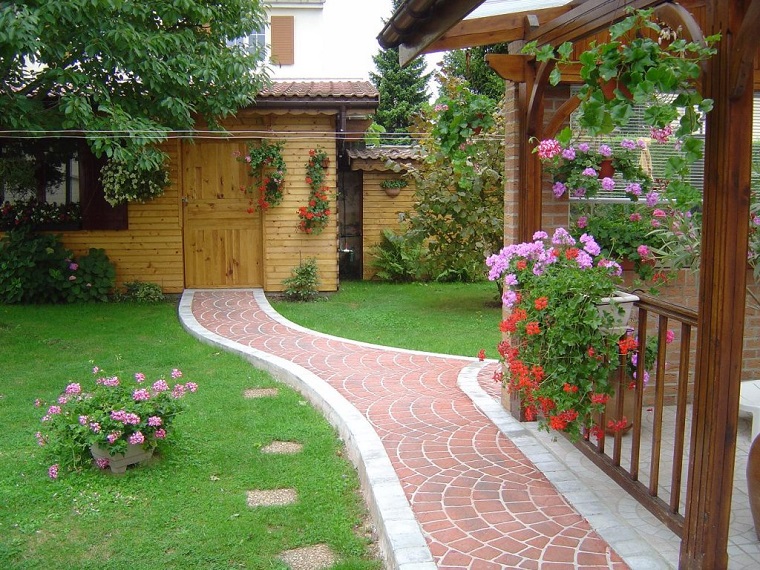 giardino vialetto classico bordi bianchi