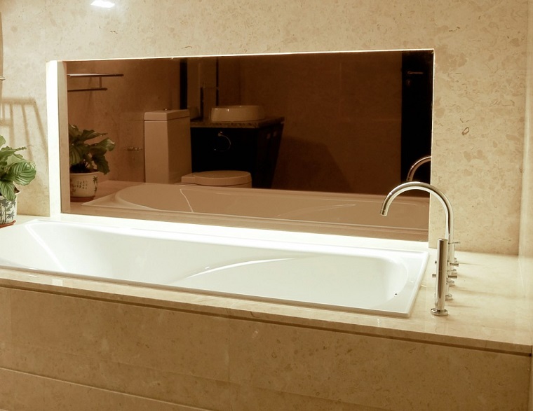 idea originale specchio accanto vasca bagno