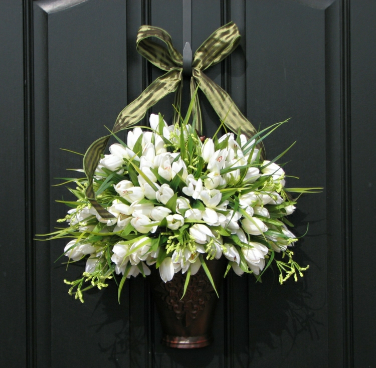 idea porta decorata fiori freschi vivaci