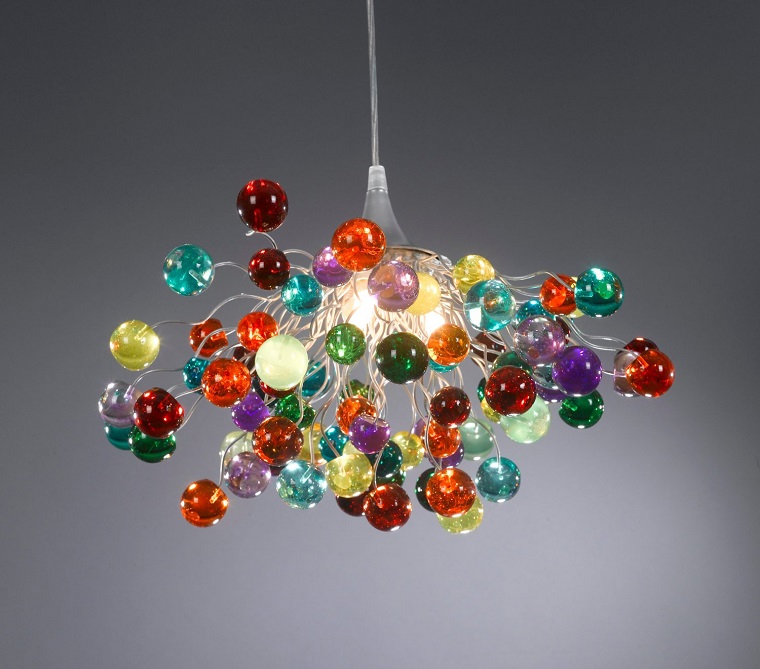 idee creative lampadario palline multicolore