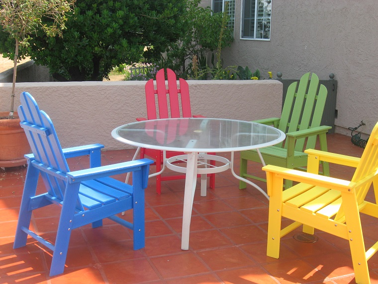 mobili riciclati sedie colorate legno pallet
