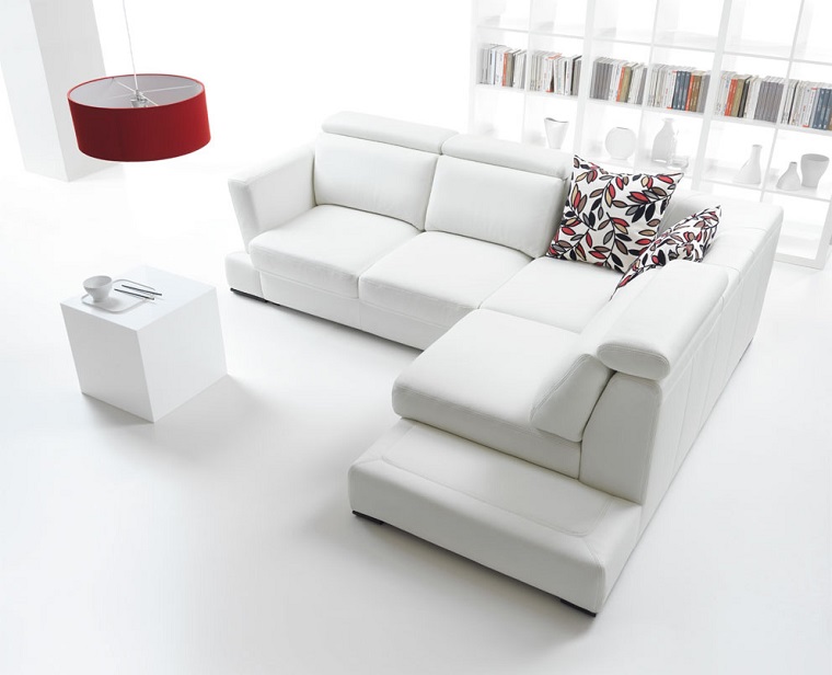 soggiorno arredato divano angolare colore bianco