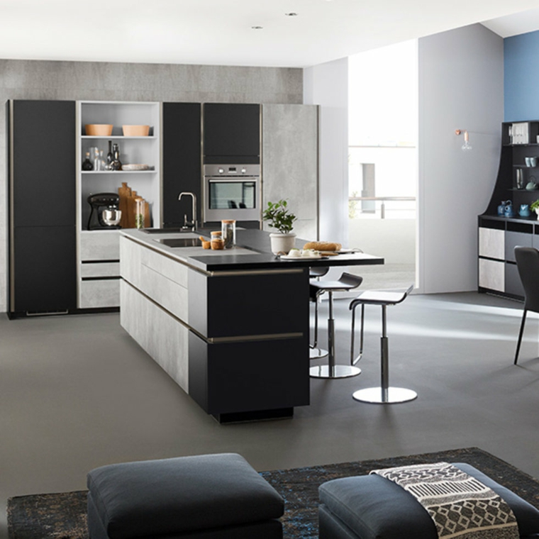 Cucina moderna grigia, cucina con isola centrale con sgabelli, cucina con pavimento grigio