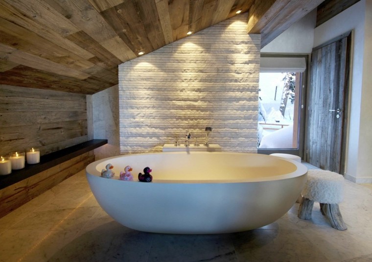 bagno rustico vasca ovale soffitto pendenza legno