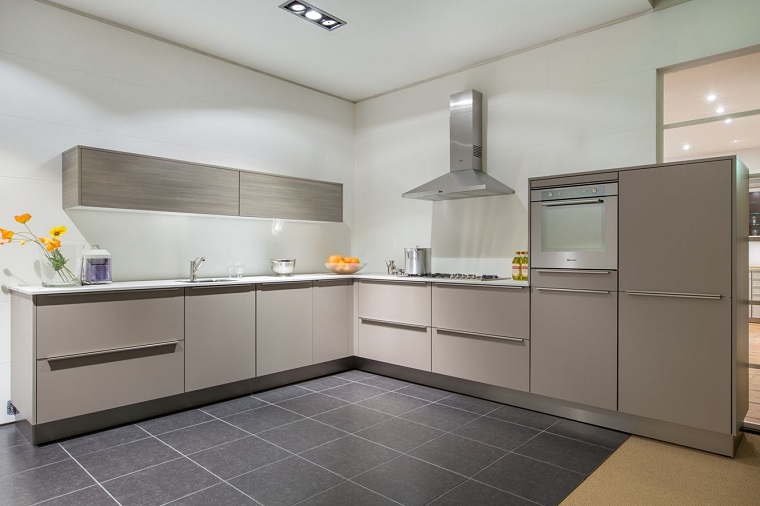cucina ad angolo colore grigio stile minimal