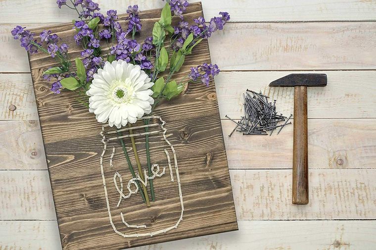 disegno di un vaso su legno decorazione con fiori di lavanda martello e chiodi