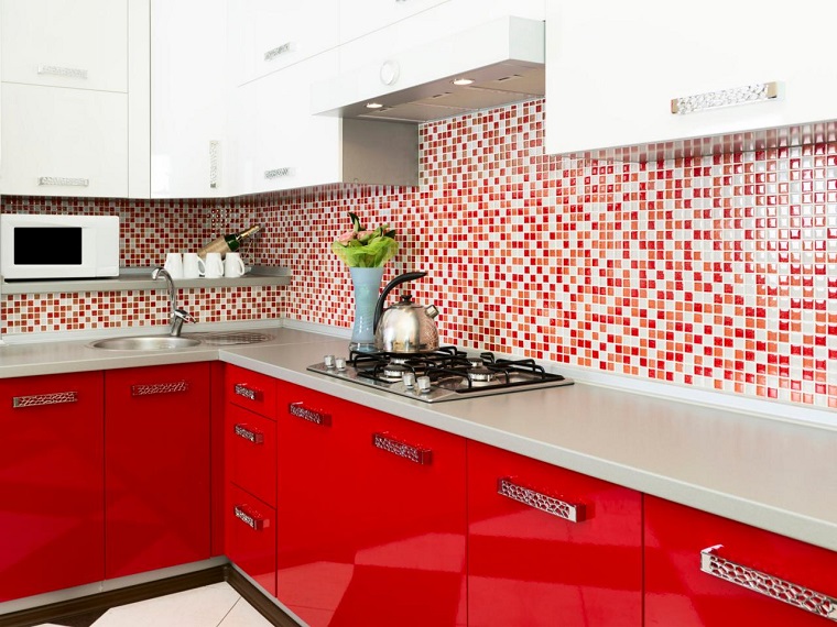 idea per un paraschizzi rosso in una cucina dal design moderno