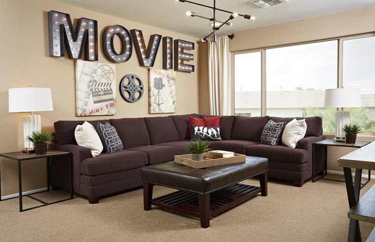 soggiorno raffinato divano colore marrone tavolino basso scritta movie 