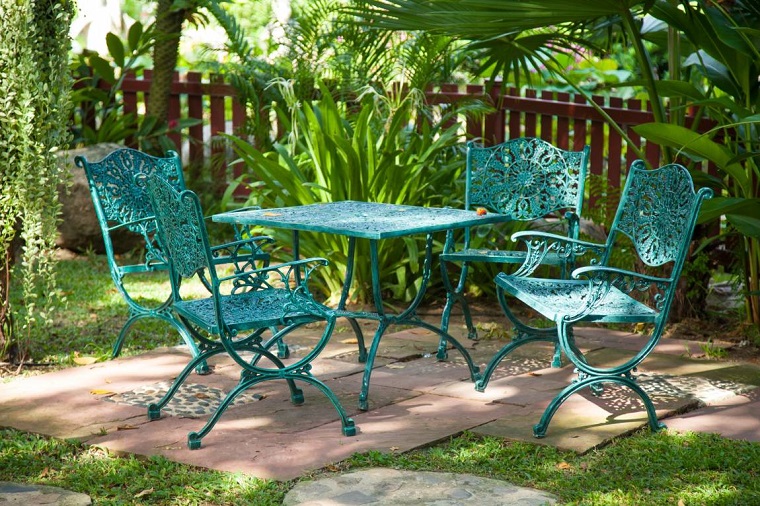 tavoli in ferro battuto idea fresca colorata giardino