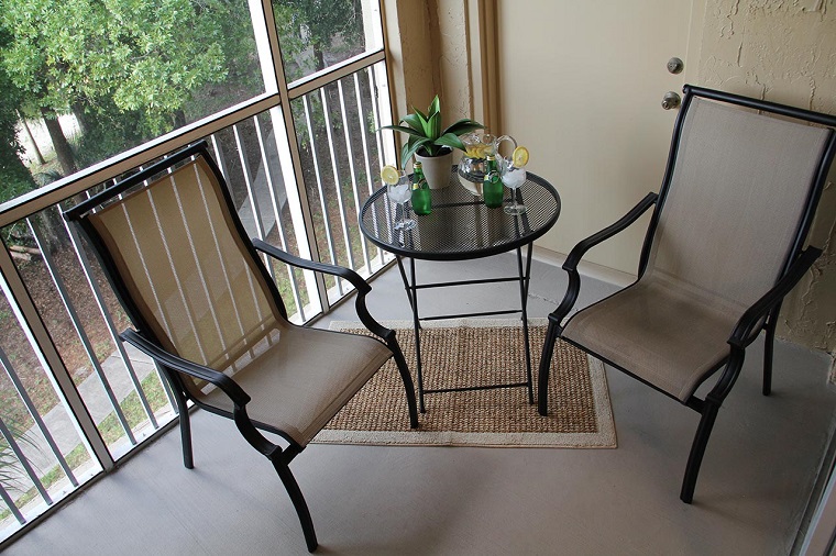 balcone-dimensioni-piccole-tavolo-sedie-eleganti