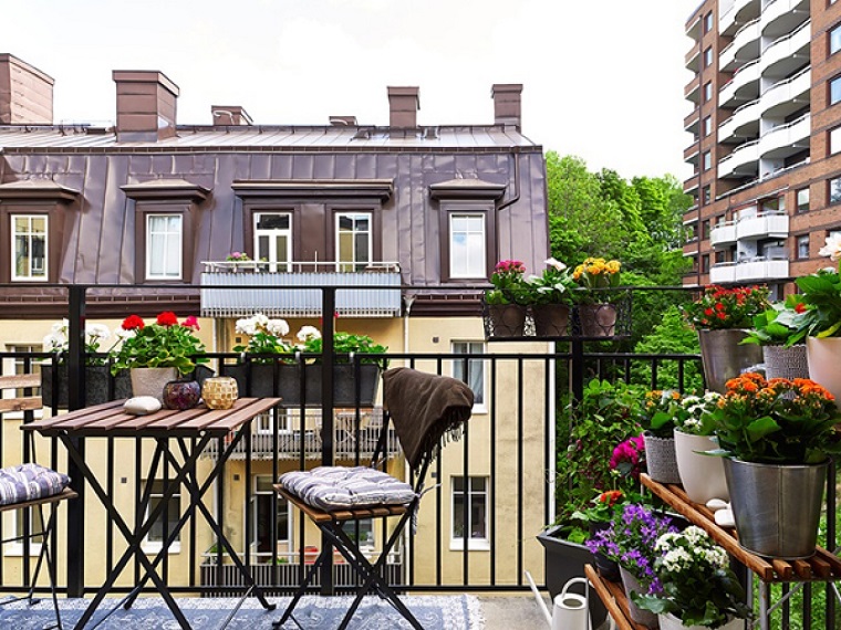 balcone-dimensioni-ridotte-angolo-caffe-fiori